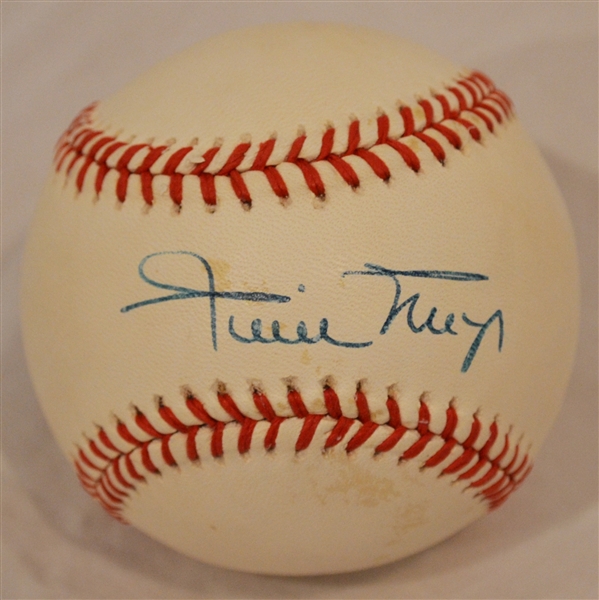 San Francisco Giants Willie Mays Signed Baseball ( Beckett Hologram)
