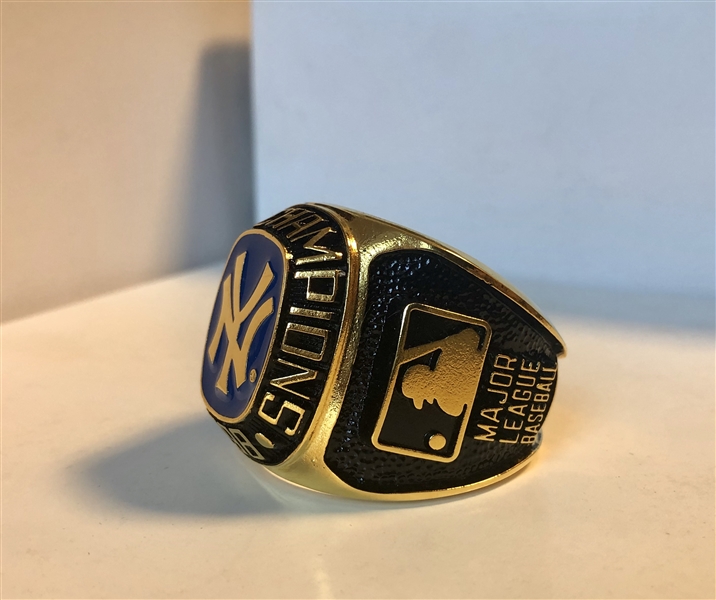 New York Yankees Large MLB licensed heavy paperweight ring (2 inches). Made by Balfour commemorating 1998 historic team. Original Box and letter of authenticity. Limited Edition production